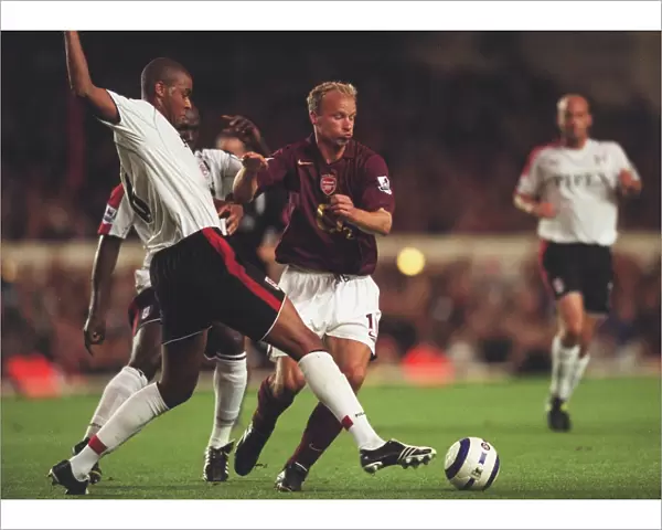 Dennis Bergkamp (Arsenal) Zat Knight (Fulham). Arsenal 4: 1 Fulham