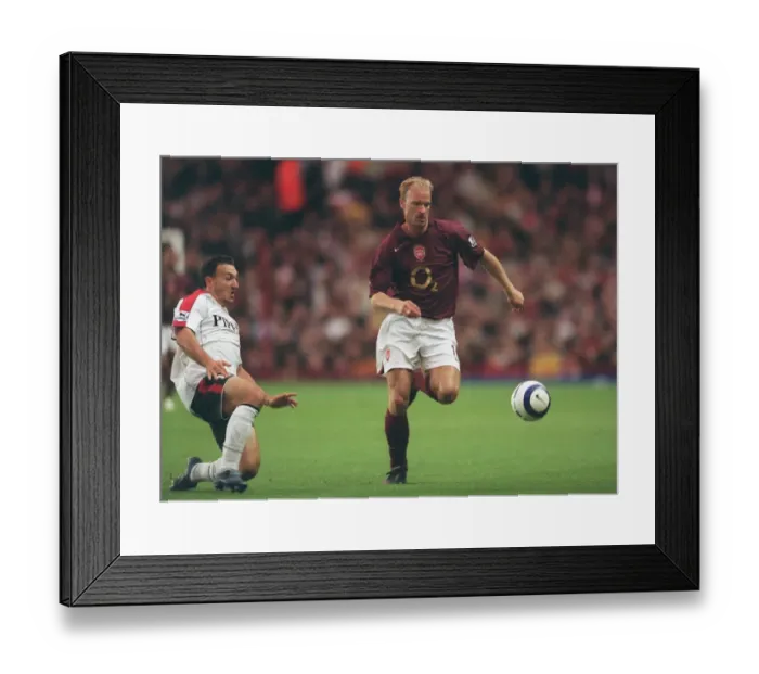 Framed Print : Dennis Bergkamp (Arsenal) Steed Malbranque (Fulham). Arsenal 4: 1 Fulham