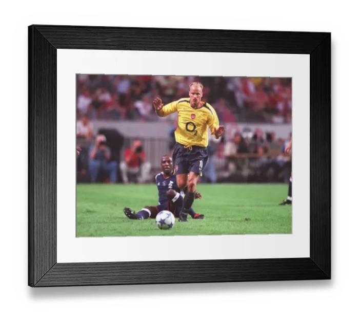 Framed Print : Dennis Bergkamp (Arsenal) Hatem Trabelsi (Ajax). Ajax 0: 1 Arsenal Framed Print : Dennis Bergkamp (Arsenal) Hatem Trabelsi (Ajax). Ajax 0: 1 Arsenal