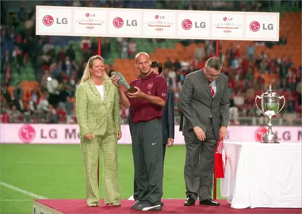 Freddie Ljungberg with his player of the tournament award. Arsenal 2: 1 Porto
