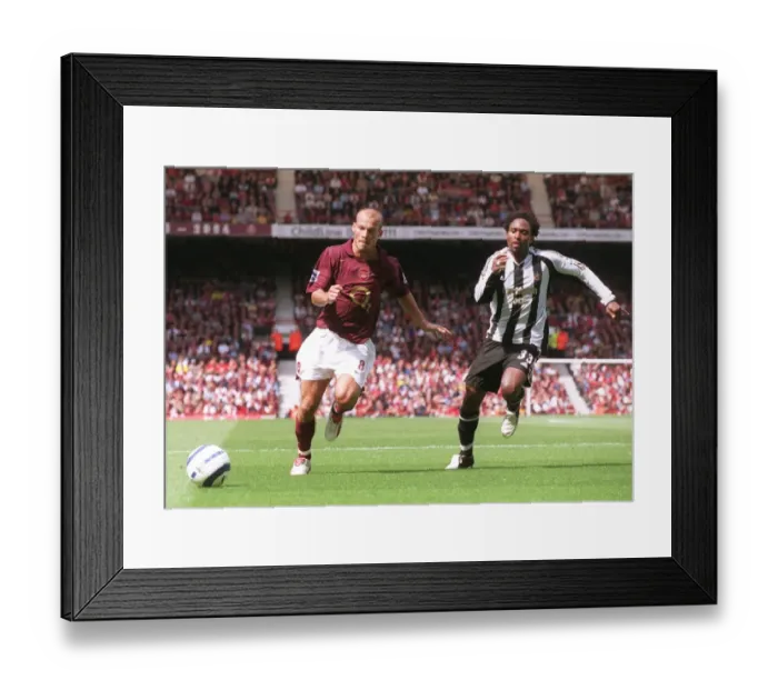 Framed Print : Freddie Ljungberg (Arsenal) Celestine Babayaro (Newcastle)