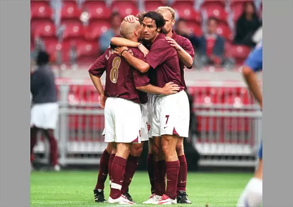 Freddie Ljungberg is congratulated on his 2nd goal. Arsenal 2: 1 Porto