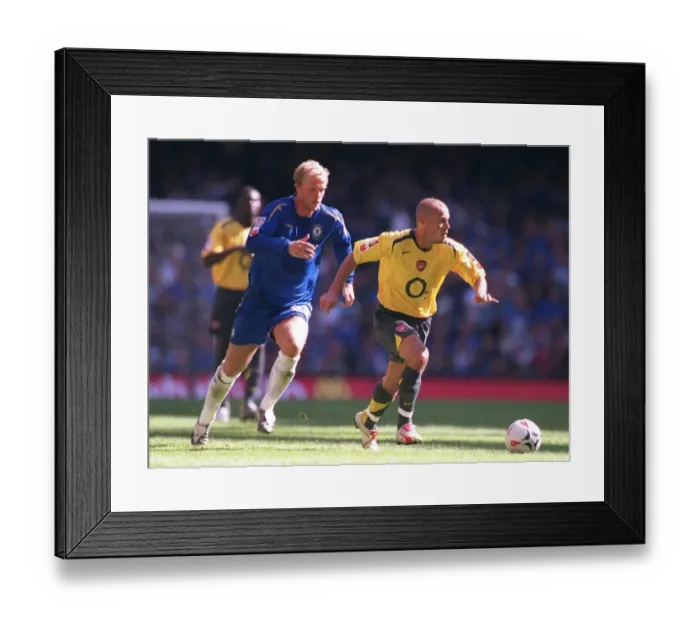 Framed Print : Freddie Ljungberg (Arsenal) Eidur Gudjohnsen (Chelsea). Arsenal 1: 2 Chelsea Framed Print : Freddie Ljungberg (Arsenal) Eidur Gudjohnsen (Chelsea). Arsenal 1: 2 Chelsea