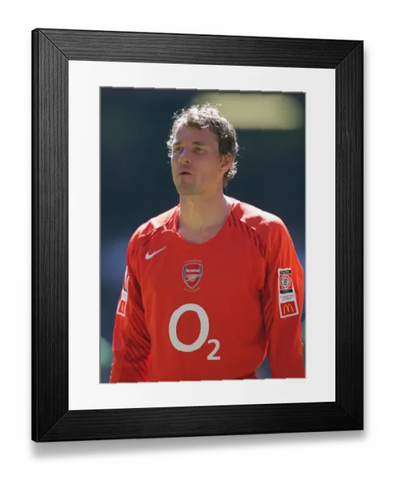 Framed Print : Jens Lehmann: Arsenal's Defiant Goalkeeper in FA Community Shield Defeat to Chelsea, 2005