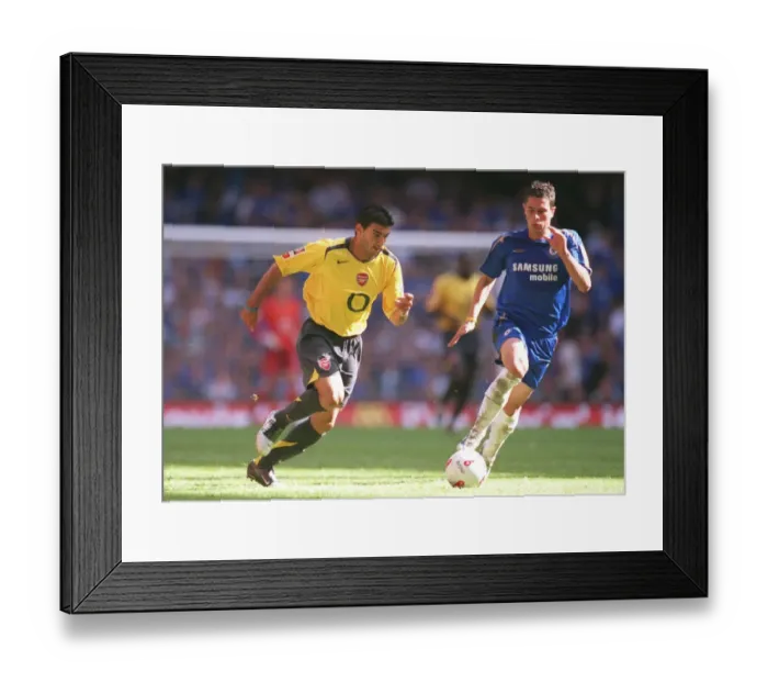Framed Print : Jose Reyes vs. Asier Del Horno: Arsenal vs. Chelsea in the FA Community Shield, 2005 Framed Print : Jose Reyes vs. Asier Del Horno: Arsenal vs. Chelsea in the FA Community Shield, 2005