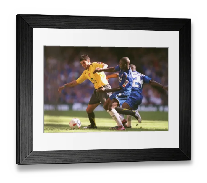 Framed Print : Jose Reyes vs. Claude Makelele: Arsenal vs. Chelsea in the FA Community Shield, 2005