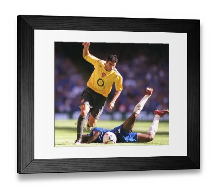Framed Print : Jose Reyes vs Claude Makelele: Arsenal vs Chelsea in the FA Community Shield, 2005