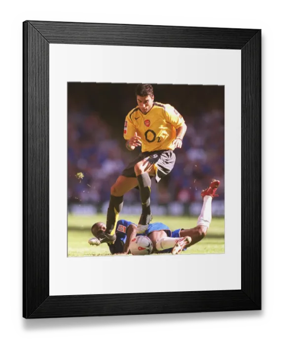 Framed Print : Jose Reyes vs Claude Makelele: A Clash of Titans in the 2005 FA Community Shield