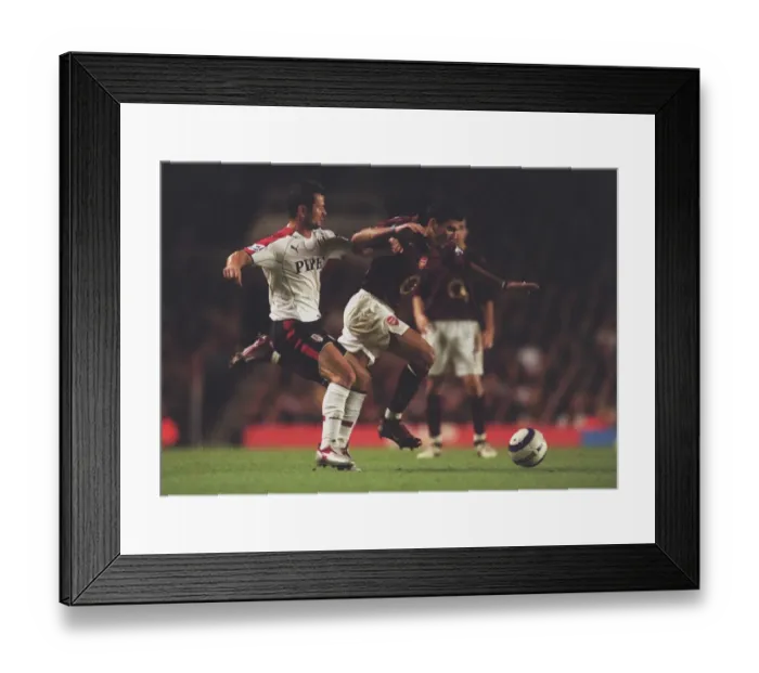 Framed Print : Jose Reyes (Arsenal) Tomasz Radzinski (Fulham). Arsenal 4: 1 Fulham