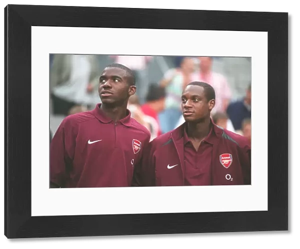 Fabrice Muamba and Justin Hoyte (Arsenal). Ajax 0: 1 Arsenal