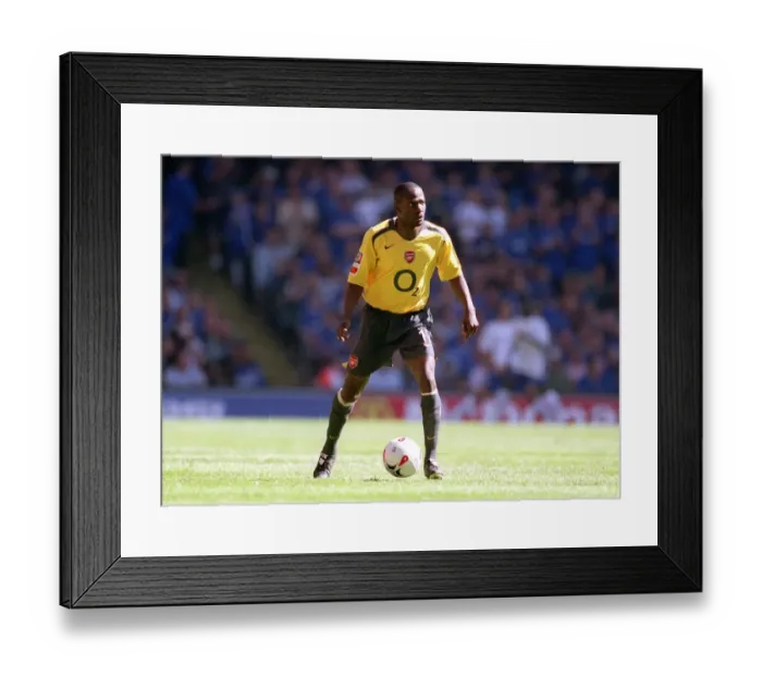 Framed Print : Lauren (Arsenal). Arsenal 1: 2 Chelsea. FA Community Shield Framed Print : Lauren (Arsenal). Arsenal 1: 2 Chelsea. FA Community Shield