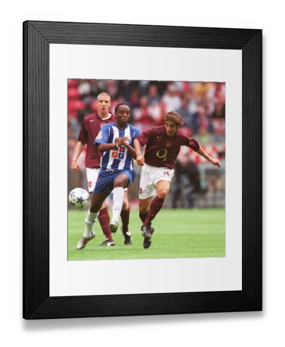 Framed Print : Mathieu Flamini (Arsenal) Benny McCarthy (Porto). Arsenal 2: 1 Porto