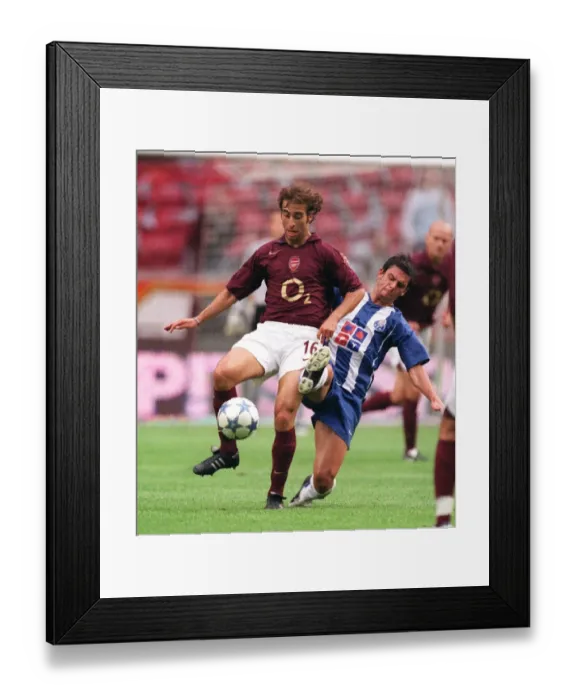 Framed Print : Mathieu Flamini (Arsenal) Helder Postiga (Porto). Arsenal 2: 1 Porto Framed Print : Mathieu Flamini (Arsenal) Helder Postiga (Porto). Arsenal 2: 1 Porto