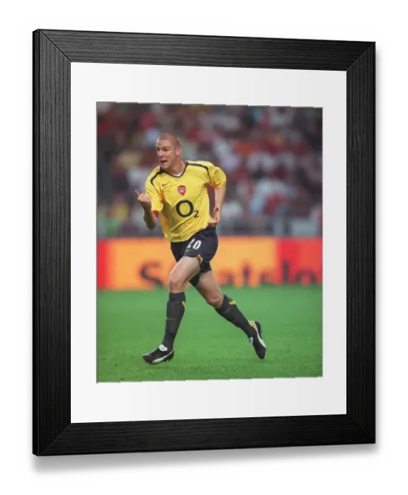 Framed Print : Philippe Senderos in Action: Arsenal's Win over Ajax, Amsterdam Tournament 2005 Framed Print : Philippe Senderos in Action: Arsenal's Win over Ajax, Amsterdam Tournament 2005