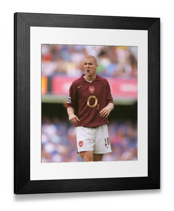 Framed Print : Philippe Senderos Jubilant Moment: Arsenal's 1-0 Victory Over Chelsea at Stamford Bridge, 2005