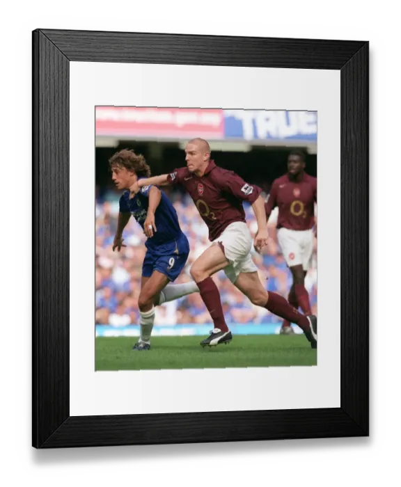 Framed Print : Philippe Senderos (Arsenal) Hernan Crespo (Chelsea). Chelsea 1: 0 Arsenal Framed Print : Philippe Senderos (Arsenal) Hernan Crespo (Chelsea). Chelsea 1: 0 Arsenal
