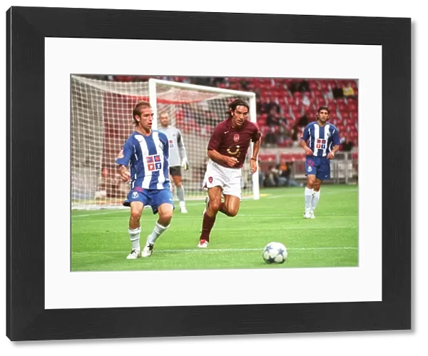 Robert Pires (Arsenal) Raul Meireles (Porto). Arsenal 2: 1 Porto