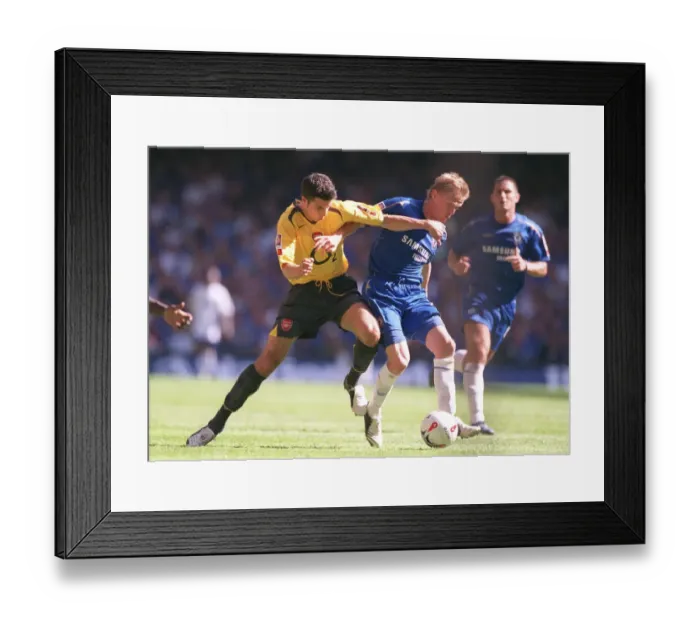 Framed Print : Van Persie vs. Duff: Arsenal's Agonizing 1:2 Defeat to Chelsea in the FA Community Shield (2005)