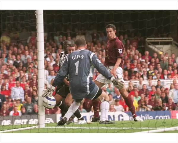Robin van Persie scores Arsenals 2nd goal past Shay Given (Newcastle)