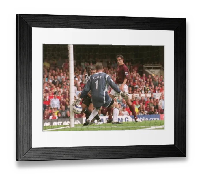 Framed Print : Robin van Persie scores Arsenals 2nd goal past Shay Given (Newcastle) Framed Print : Robin van Persie scores Arsenals 2nd goal past Shay Given (Newcastle)