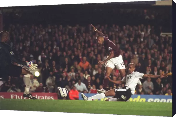 Thierry Henry scores Arsenals 2nd goal past Tony Warner (Fulham)