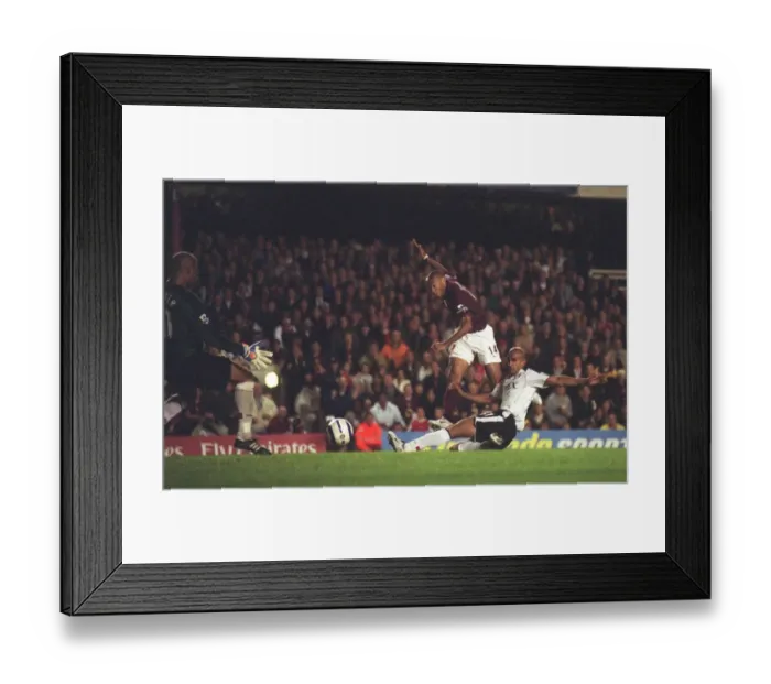 Framed Print : Thierry Henry scores Arsenals 2nd goal past Tony Warner (Fulham) Framed Print : Thierry Henry scores Arsenals 2nd goal past Tony Warner (Fulham)