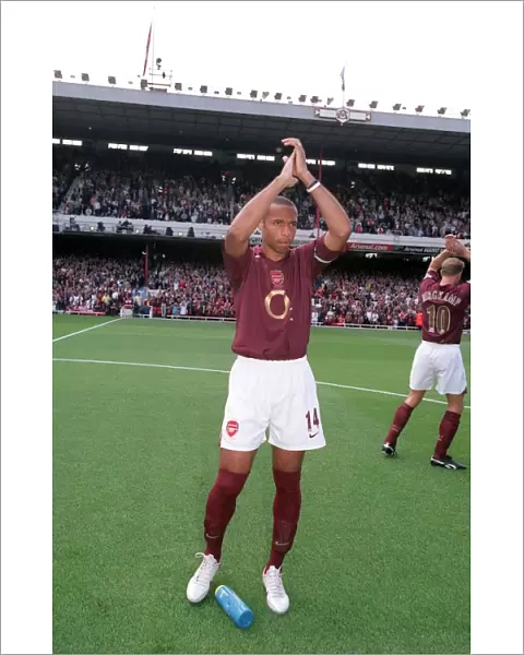 Thierry Henry (Arsenal) claps the fans before the match
