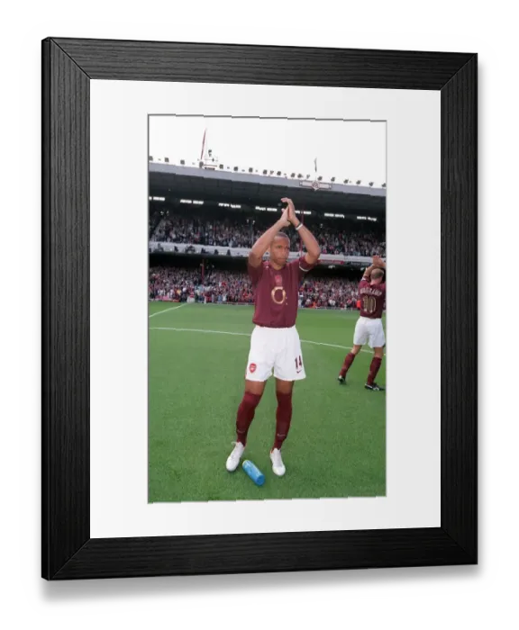 Framed Print : Thierry Henry (Arsenal) claps the fans before the match