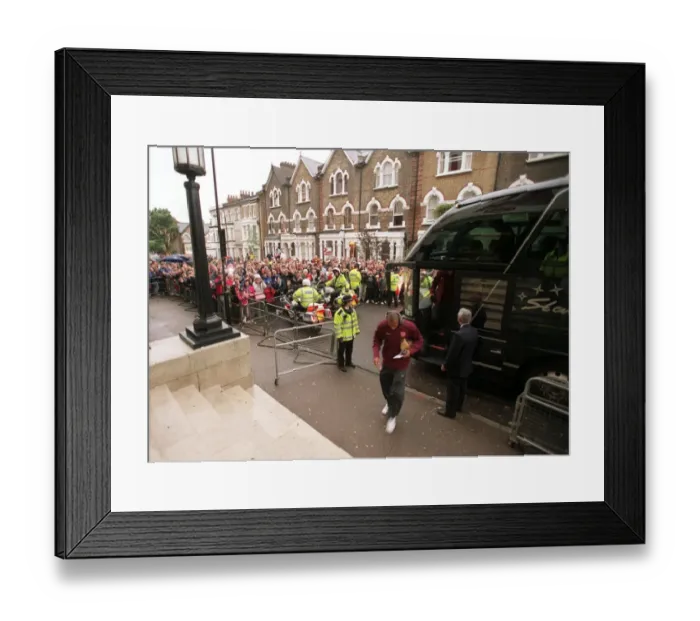 Framed Print : Thierry Henry (Arsenal). Arsenal 4: 1 Fulham. FA Premier League Framed Print : Thierry Henry (Arsenal). Arsenal 4: 1 Fulham. FA Premier League
