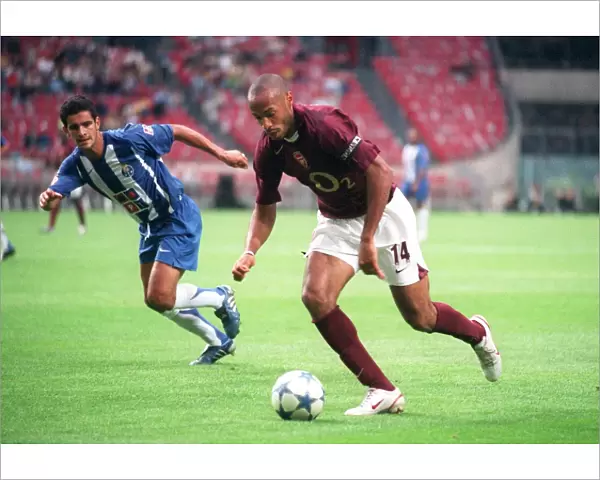 Thierry Henry (Arsenal) Ricardo Costa (Porto). Arsenal 2: 1 Porto