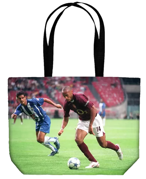 Thierry Henry (Arsenal) Ricardo Costa (Porto). Arsenal 2: 1 Porto