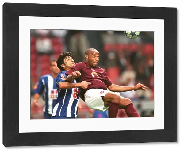 Thierry Henry (Arsenal) and Pedro Emmaunel (Porto). Arsenal 2: 1 Porto