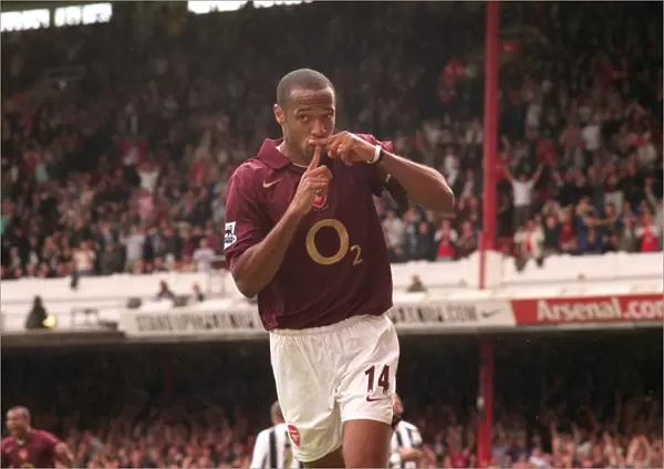 Thierry Henry celebrates scoring Arsenals 1st goal from the penalty spot