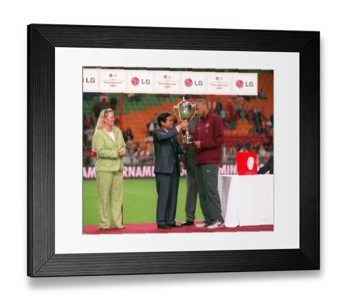 Framed Print : Thierry Henry with the Amsterdam Tournament Trophy: Arsenal's Victory over Porto (2005) Framed Print : Thierry Henry with the Amsterdam Tournament Trophy: Arsenal's Victory over Porto (2005)