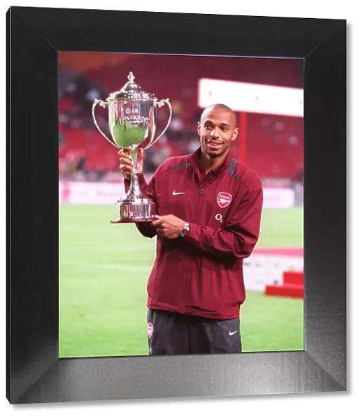 Thierry Henry (Arsenal) with the Amsterdam Tournament Trophy. Arsenal 2: 1 Porto
