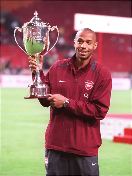 Thierry Henry (Arsenal) with the Amsterdam Tournament Trophy. Arsenal 2: 1 Porto