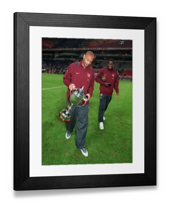 Framed Print : Thierry Henry and Arsenal's Amsterdam Tournament Triumph over Porto (2005) Framed Print : Thierry Henry and Arsenal's Amsterdam Tournament Triumph over Porto (2005)