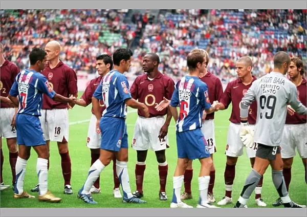 Arsenal players shake hands with the Porto players. Arsenal 2: 1 Porto