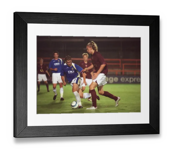 Framed Print : Nicklas Bendtner (Arsenal) Matthew Day (Portsmouth)