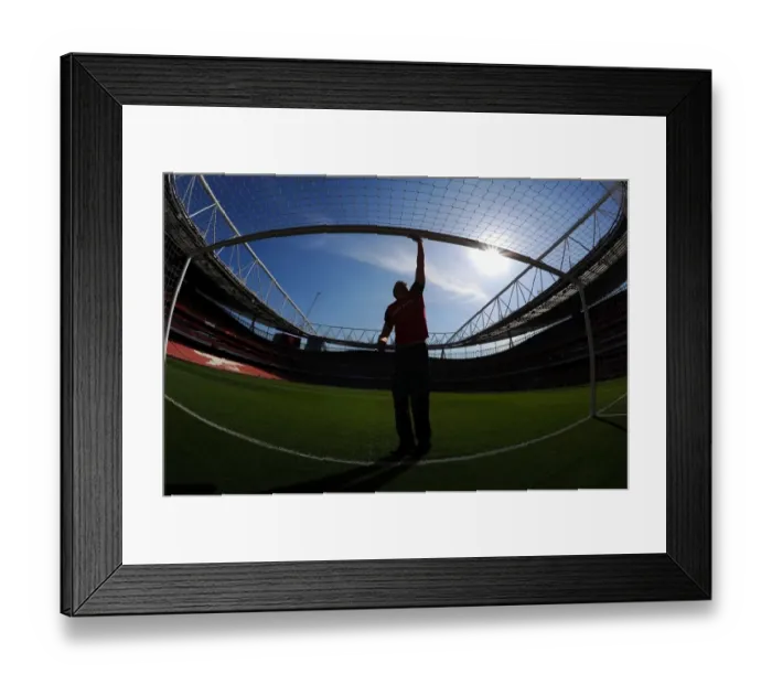 Framed Print : Arsenal v Manchester City: Preparing for Battle at the Emirates