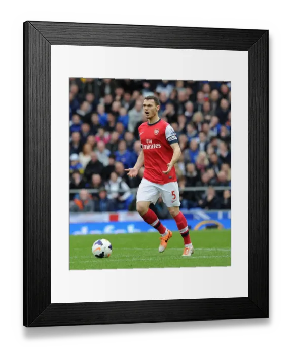 Framed Print : Thomas Vermaelen Focused: Everton vs Arsenal, Premier League 2013 / 14 Framed Print : Thomas Vermaelen Focused: Everton vs Arsenal, Premier League 2013 / 14