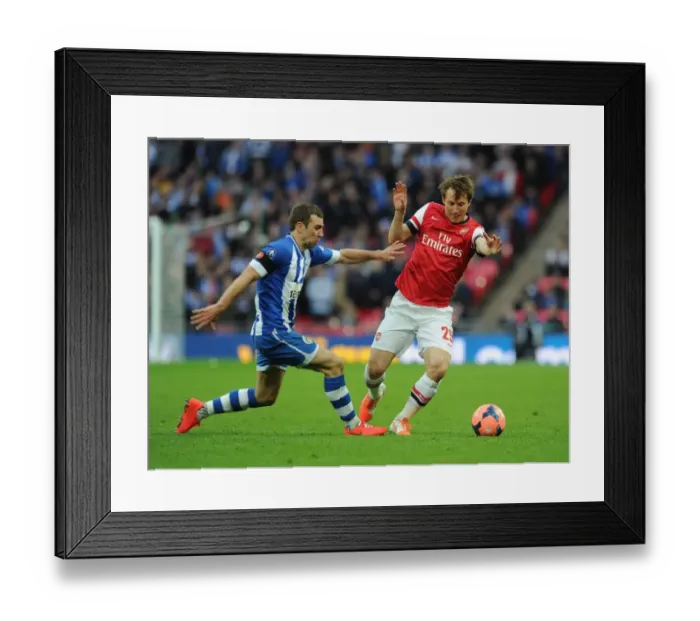 Framed Print : Arsenal's Kim Kallstrom Outmaneuvers Wigan's James McArthur in FA Cup Semi-Final Showdown
