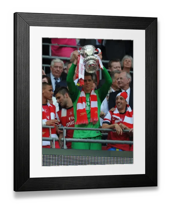 Framed Print : Arsenal Lift the FA Cup: Arsenal v Hull City, 2014