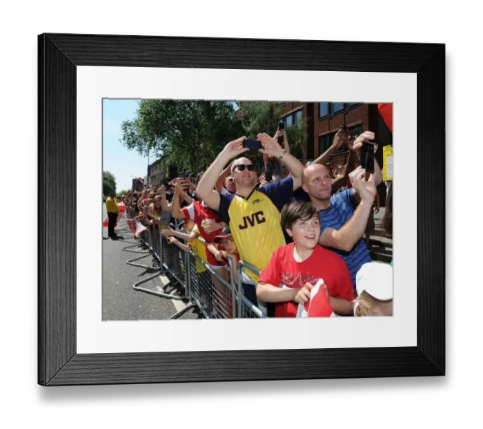 Framed Print : Arsenal FA Cup Victory: Celebrating with a Triumphant Parade through Islington, London