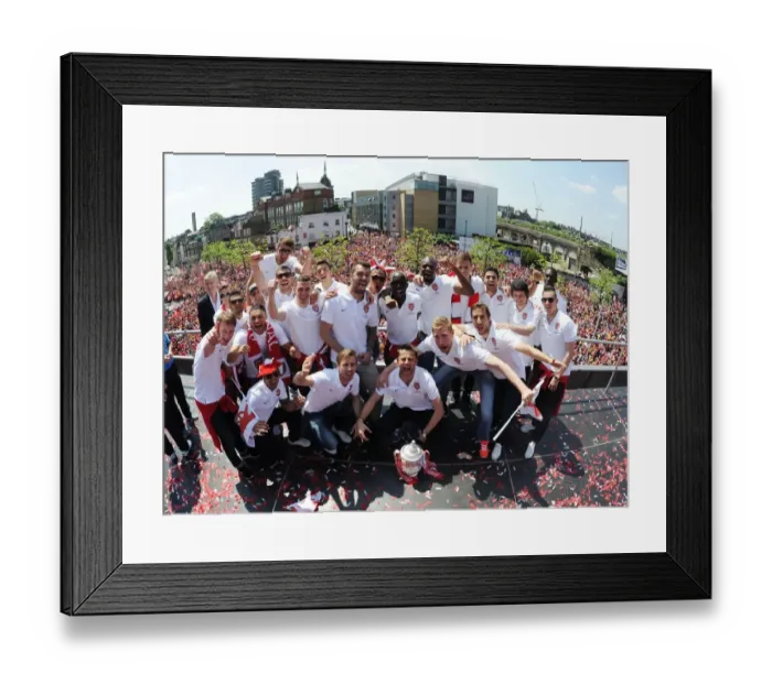 Framed Print : Arsenal's Triumphant FA Cup Parade: Celebrating Victory in London, 2014