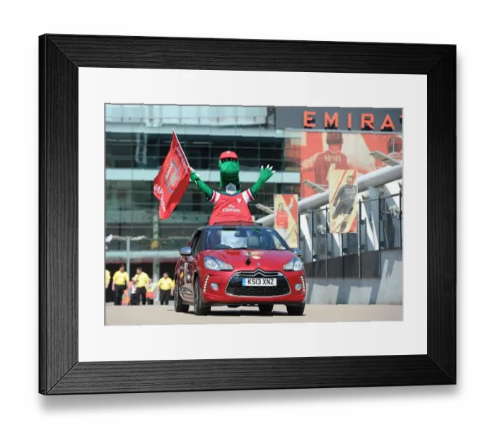Framed Print : Arsenal Celebrates FA Cup Victory: Parade through Islington, London (2014)