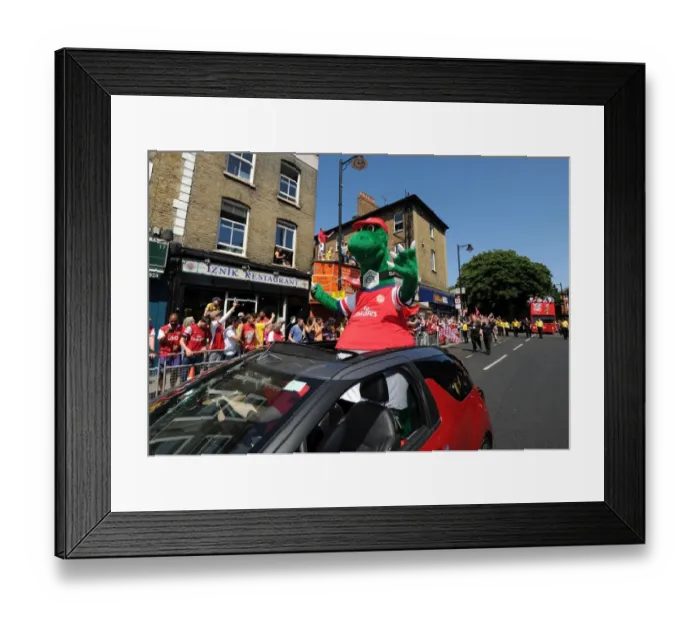 Framed Print : Arsenal's Triumphant FA Cup Parade through Islington, London (2014) Framed Print : Arsenal's Triumphant FA Cup Parade through Islington, London (2014)