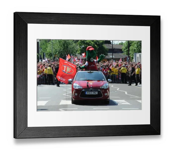 Framed Print : Gunner. Arsenal Trophy Parade. Islington, 18 / 5 / 14. Credit : Arsenal Football Club / David Price Framed Print : Gunner. Arsenal Trophy Parade. Islington, 18 / 5 / 14. Credit : Arsenal Football Club / David Price
