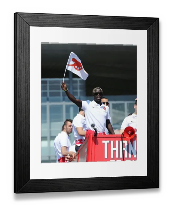 Framed Print : Bacary Sagna on the Arsenal Trophy Parade. Islington, 18 / 5 / 14. Credit : Arsenal Football Framed Print : Bacary Sagna on the Arsenal Trophy Parade. Islington, 18 / 5 / 14. Credit : Arsenal Football