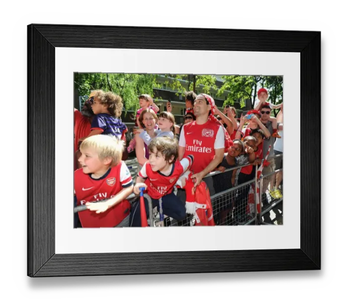 Framed Print : Arsenal Football Club: Celebrating Victory in Islington, 2014 Framed Print : Arsenal Football Club: Celebrating Victory in Islington, 2014